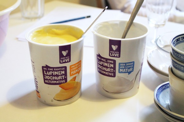 Ein veganes Joghurt ohne Soja ist die Lupinen-Alternative von made with luve. Foto: Sandra, animal.fair