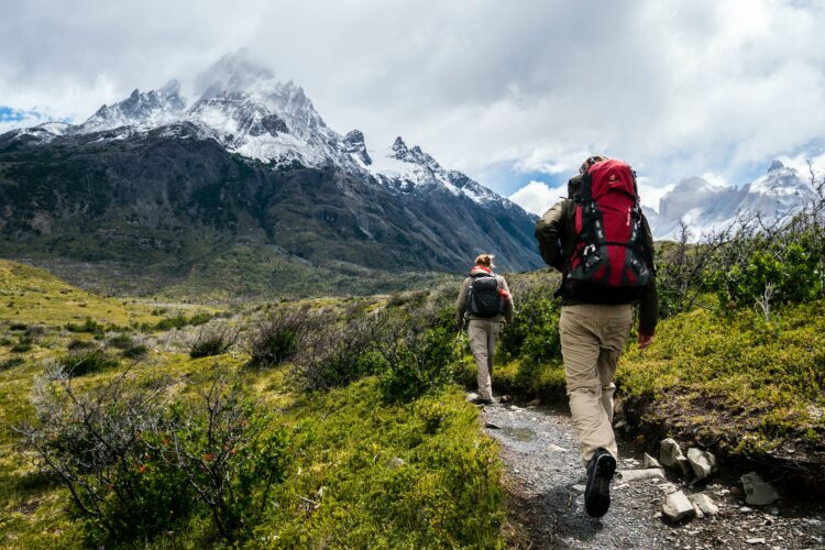 Zwei Wandernde vor der Bergkulisse Patagoniens.