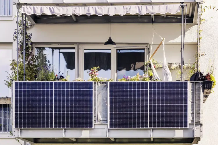 Mit einer kleinen Anlage auf dem Balkon kannst du auch ohne Zugang zum Dach deine eigene Solarenegie ernten.